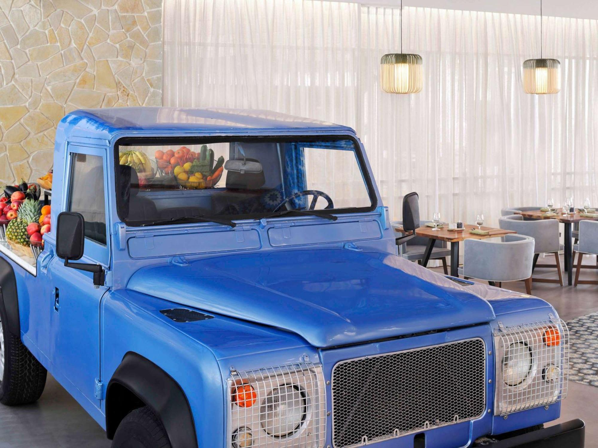 Moevenpick Hotel & Apartments Ghala Muskat Bagian luar foto The Land Rover Defender 90
