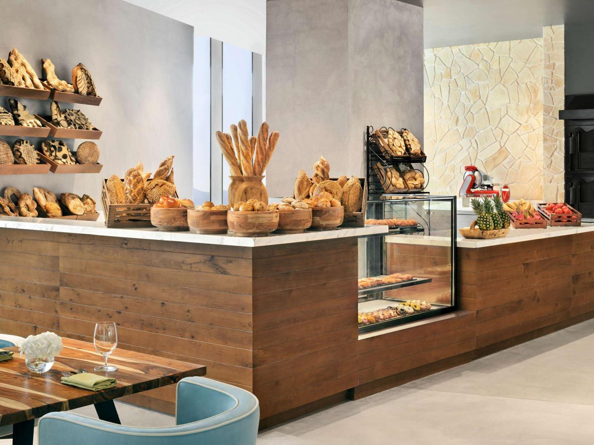 Moevenpick Hotel & Apartments Ghala Muskat Bagian luar foto Bakery at the hotel