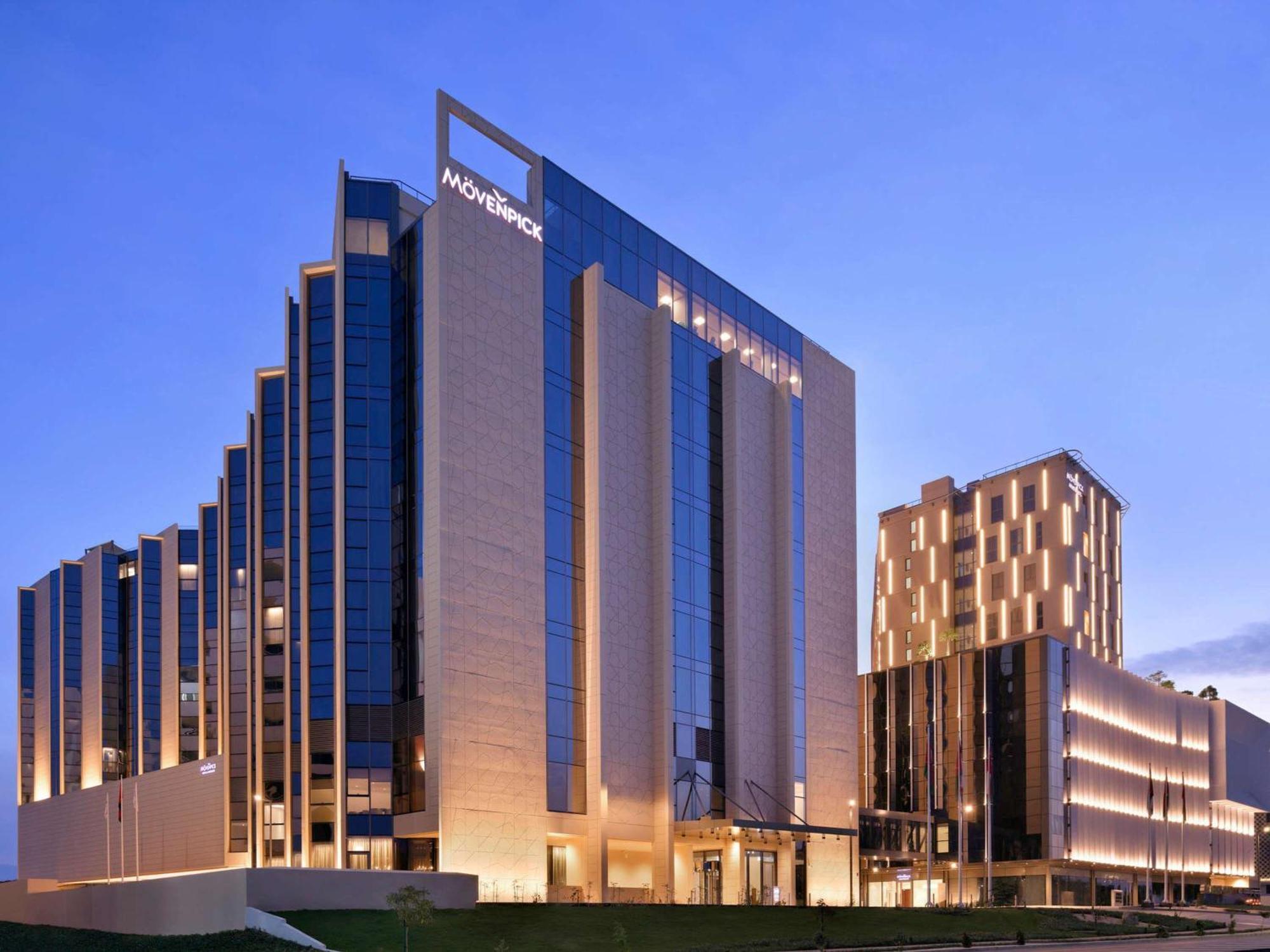 Moevenpick Hotel & Apartments Ghala Muskat Bagian luar foto The hotel at night