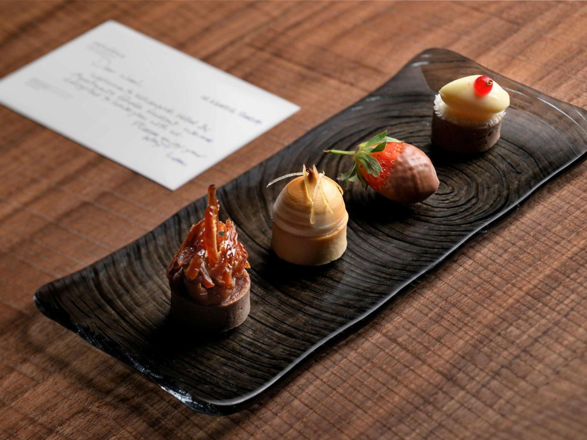 Moevenpick Hotel & Apartments Ghala Muskat Bagian luar foto A selection of petit fours