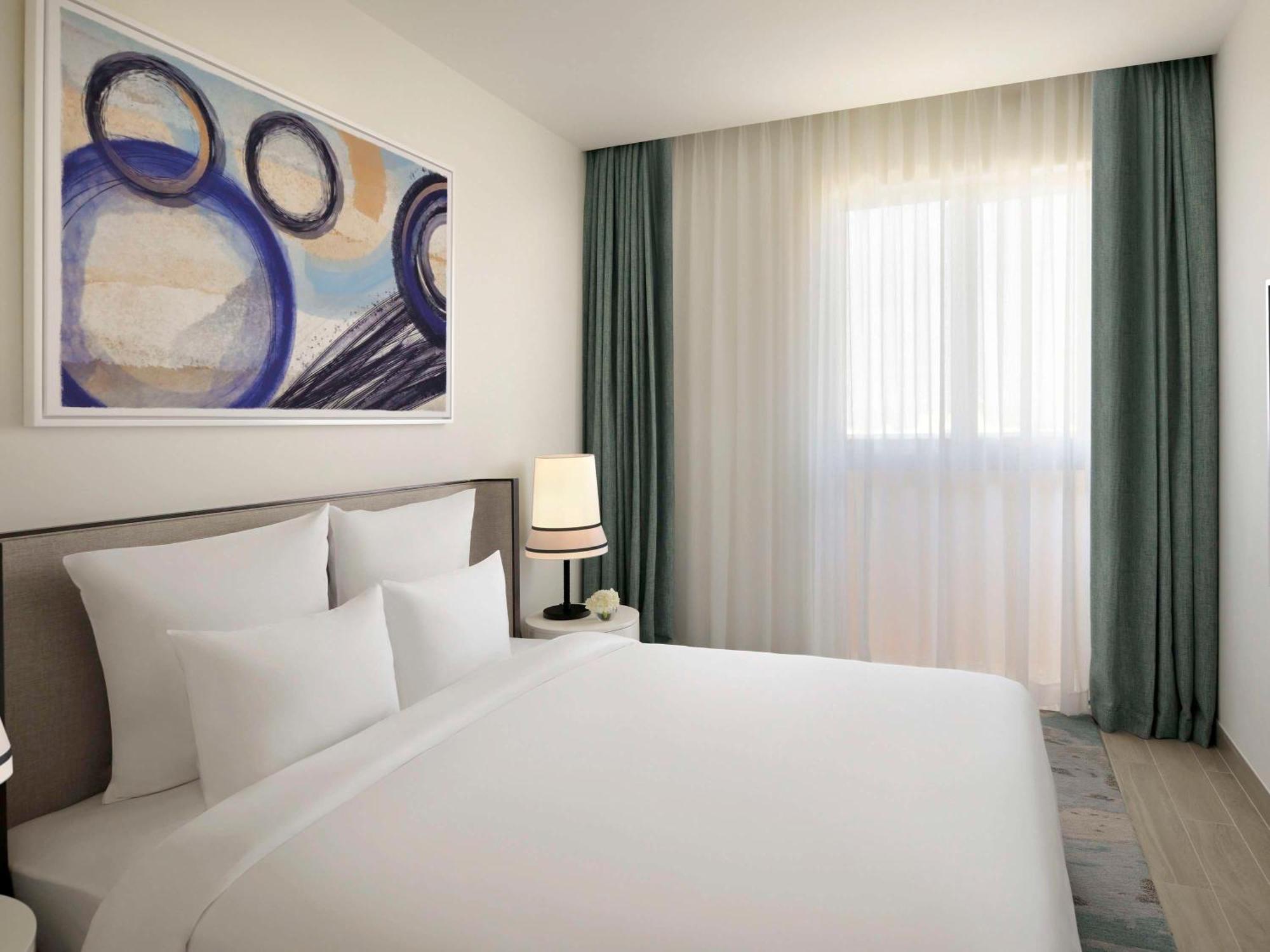 Moevenpick Hotel & Apartments Ghala Muskat Bagian luar foto A bedroom at the hotel