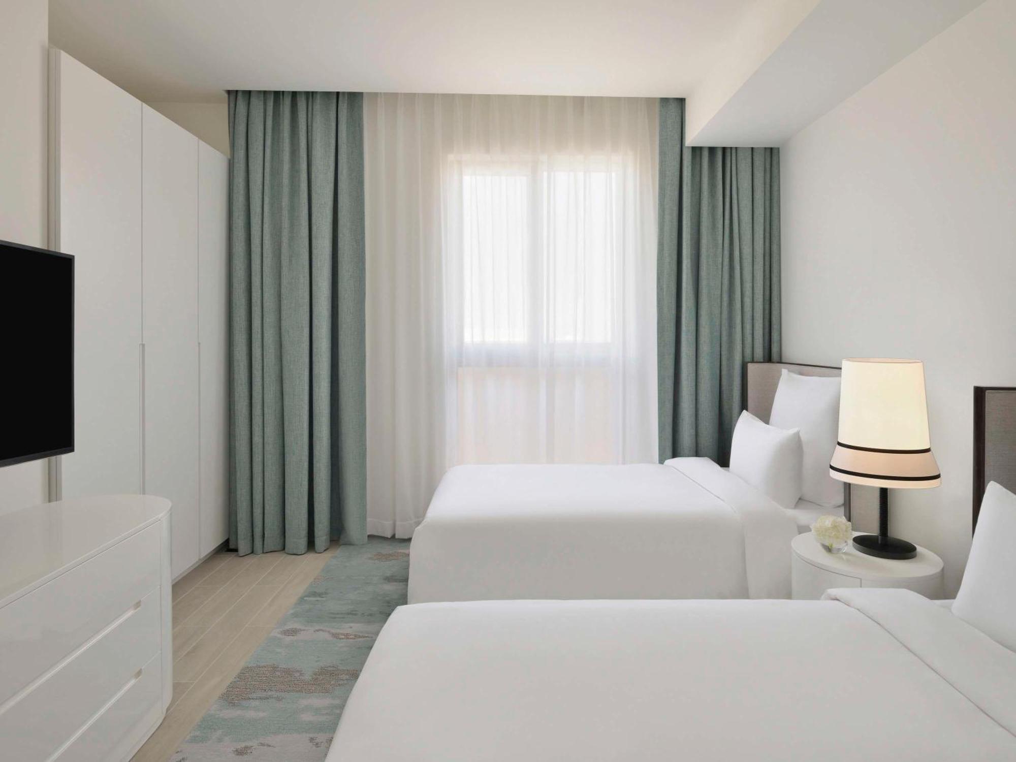 Moevenpick Hotel & Apartments Ghala Muskat Bagian luar foto A typical bedroom at the hotel